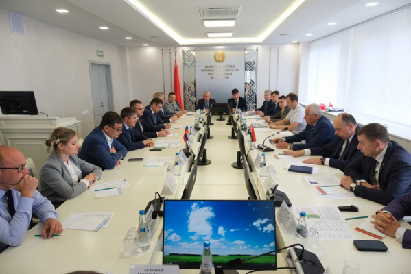 Дмитрий Махонин и глава минпрома Беларуси Петр Пархомчик договорились об участии делегации республики в ПИПФ-2022